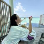 Kelly Helard Instagram - Les vacances c’est aussi pour moi la nourriture 🍲 Je goutte à tout et avec une vue exceptionnelle matin et soir au bord de la plage 🏝️ Et midi cela dépend mais là c’était en chambre sur l’eau !! #maldives #paradise