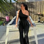Kelly Helard Instagram - Tenue préférée 🤩 Vive le soleil ☀️ J’ai du changé toute ma garde robe 👗 Derniers jours pour les 100 euros de coupons dispo avec mon code : dkw8734 et lien dans ma bio si tu veux bénéficier de mes offres !! @temu_france #publicité