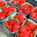 Kelly Helard Instagram - Jour de marché au lavandou Le kiff de ramener tout ça !! J’ai retrouvé @lemarchedejuly où on a pu goûter à beaucoup de fruits et légumes un bonheur #produitoffert Qu es ce que vous achetez vous au marché ?