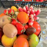 Kelly Helard Instagram - Jour de marché au lavandou Le kiff de ramener tout ça !! J’ai retrouvé @lemarchedejuly où on a pu goûter à beaucoup de fruits et légumes un bonheur #produitoffert Qu es ce que vous achetez vous au marché ?