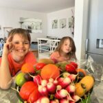 Kelly Helard Instagram - Jour de marché au lavandou Le kiff de ramener tout ça !! J’ai retrouvé @lemarchedejuly où on a pu goûter à beaucoup de fruits et légumes un bonheur #produitoffert Qu es ce que vous achetez vous au marché ?