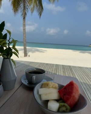 Kelly Helard Instagram - Les vacances c’est aussi pour moi la nourriture 🍲 
Je goutte à tout et avec une vue exceptionnelle matin et soir au bord de la plage 🏝️ 
Et midi cela dépend mais là c’était en chambre sur l’eau !! 
#maldives #paradise