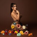 Kelly Helard Instagram - Bienvenue en Mars !! Comme chaque mois photo de mon calendrier 🗓️ J’aime trop les fleurs 🌸 Ce mois ci c’est aussi mon anniversaire 🎂 bélier ♈️ ( malheureusement vue que beaucoup de personnes sont mentalement pas ouvertes je ne publierais pas mon réel ). Merci à ma coiffeuse @tissyabeaute Et ma photographe @instant.sublime.photographe