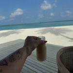 Kelly Helard Instagram - Les vacances c’est aussi pour moi la nourriture 🍲 Je goutte à tout et avec une vue exceptionnelle matin et soir au bord de la plage 🏝️ Et midi cela dépend mais là c’était en chambre sur l’eau !! #maldives #paradise