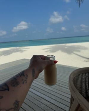 Kelly Helard Instagram - Les vacances c’est aussi pour moi la nourriture 🍲 
Je goutte à tout et avec une vue exceptionnelle matin et soir au bord de la plage 🏝️ 
Et midi cela dépend mais là c’était en chambre sur l’eau !! 
#maldives #paradise
