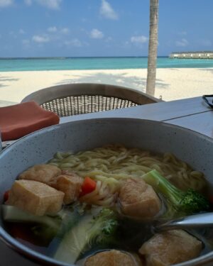 Kelly Helard Instagram - Les vacances c’est aussi pour moi la nourriture 🍲 
Je goutte à tout et avec une vue exceptionnelle matin et soir au bord de la plage 🏝️ 
Et midi cela dépend mais là c’était en chambre sur l’eau !! 
#maldives #paradise