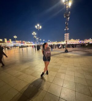 Kelly Helard Instagram - Obliger de passer par global village !! 
Un de mes lieux préférés moi qui est pour rêve de faire le tour du monde en 1 ans avec un sac à dos je le fais ici en 4h avec une pochette 🤣.
Découverte de produits et de nourritures topiques de chaques pays je kiff et je me suis arrêté sur pâte Mac and cheese et fraises !! 
J’ai craqué aussi sur un massage thaï ( le Thaïlande me manque aussi beaucoup  4 fois déjà et j’espère y aller dans 2 ans avec Lyam et Lyana ) . 
Fin bon beaucoup de mondes et compliqué de prendre des photos sans personne dessus .