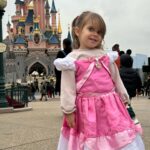 Kelly Helard Instagram - Quel est votre attraction préférée à Disney ? Je trouve que l’attente est énorme maintenant comparé à l’époque Et 2h d’attente pour que mon cœur ai peur mdr 😂