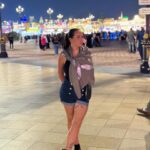 Kelly Helard Instagram - Obliger de passer par global village !! Un de mes lieux préférés moi qui est pour rêve de faire le tour du monde en 1 ans avec un sac à dos je le fais ici en 4h avec une pochette 🤣. Découverte de produits et de nourritures topiques de chaques pays je kiff et je me suis arrêté sur pâte Mac and cheese et fraises !! J’ai craqué aussi sur un massage thaï ( le Thaïlande me manque aussi beaucoup 4 fois déjà et j’espère y aller dans 2 ans avec Lyam et Lyana ) . Fin bon beaucoup de mondes et compliqué de prendre des photos sans personne dessus .