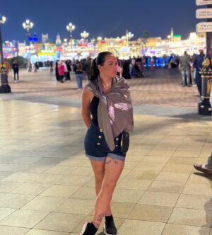 Kelly Helard Instagram - Obliger de passer par global village !! 
Un de mes lieux préférés moi qui est pour rêve de faire le tour du monde en 1 ans avec un sac à dos je le fais ici en 4h avec une pochette 🤣.
Découverte de produits et de nourritures topiques de chaques pays je kiff et je me suis arrêté sur pâte Mac and cheese et fraises !! 
J’ai craqué aussi sur un massage thaï ( le Thaïlande me manque aussi beaucoup  4 fois déjà et j’espère y aller dans 2 ans avec Lyam et Lyana ) . 
Fin bon beaucoup de mondes et compliqué de prendre des photos sans personne dessus .