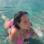 Kelly Helard Instagram - Les vacances c’est aussi pour moi la nourriture 🍲 Je goutte à tout et avec une vue exceptionnelle matin et soir au bord de la plage 🏝️ Et midi cela dépend mais là c’était en chambre sur l’eau !! #maldives #paradise