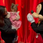 Kelly Helard Instagram - Quel est votre attraction préférée à Disney ? Je trouve que l’attente est énorme maintenant comparé à l’époque Et 2h d’attente pour que mon cœur ai peur mdr 😂