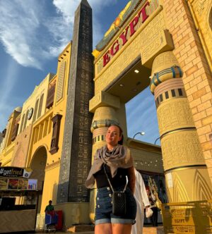 Kelly Helard Instagram - Obliger de passer par global village !! 
Un de mes lieux préférés moi qui est pour rêve de faire le tour du monde en 1 ans avec un sac à dos je le fais ici en 4h avec une pochette 🤣.
Découverte de produits et de nourritures topiques de chaques pays je kiff et je me suis arrêté sur pâte Mac and cheese et fraises !! 
J’ai craqué aussi sur un massage thaï ( le Thaïlande me manque aussi beaucoup  4 fois déjà et j’espère y aller dans 2 ans avec Lyam et Lyana ) . 
Fin bon beaucoup de mondes et compliqué de prendre des photos sans personne dessus .