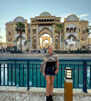 Kelly Helard Instagram - Obliger de passer par global village !! 
Un de mes lieux préférés moi qui est pour rêve de faire le tour du monde en 1 ans avec un sac à dos je le fais ici en 4h avec une pochette 🤣.
Découverte de produits et de nourritures topiques de chaques pays je kiff et je me suis arrêté sur pâte Mac and cheese et fraises !! 
J’ai craqué aussi sur un massage thaï ( le Thaïlande me manque aussi beaucoup  4 fois déjà et j’espère y aller dans 2 ans avec Lyam et Lyana ) . 
Fin bon beaucoup de mondes et compliqué de prendre des photos sans personne dessus .