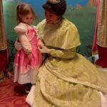 Kelly Helard Instagram - Quel est votre attraction préférée à Disney ? Je trouve que l’attente est énorme maintenant comparé à l’époque Et 2h d’attente pour que mon cœur ai peur mdr 😂