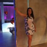Kelly Helard Instagram - Une nuit en amoureux. D’ailleurs j’aimerais savoir combien de fois par semaines ou par mois ou par année faites vous des soirées en amoureux ? Et chez vous ou en extérieur ? Déjà tester une Love Room ? J’ai testé @lessecretsrooms.bonneval j’ai adoré 🥰 et j’ai un code promo de 15% avec kelly15 si tu veux réserver. #invitation