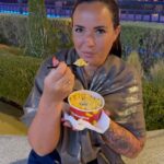 Kelly Helard Instagram - Obliger de passer par global village !! Un de mes lieux préférés moi qui est pour rêve de faire le tour du monde en 1 ans avec un sac à dos je le fais ici en 4h avec une pochette 🤣. Découverte de produits et de nourritures topiques de chaques pays je kiff et je me suis arrêté sur pâte Mac and cheese et fraises !! J’ai craqué aussi sur un massage thaï ( le Thaïlande me manque aussi beaucoup 4 fois déjà et j’espère y aller dans 2 ans avec Lyam et Lyana ) . Fin bon beaucoup de mondes et compliqué de prendre des photos sans personne dessus .