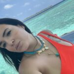Kelly Helard Instagram - On est sur 2 maillots de bain orange !!! Couleur de l’été ? En tout cas mes ongles sont passé du orange aux rose je ne comprends pas !!! Alors plus maillot de bain 1 pièce ou 2 pièce ?