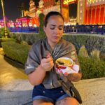 Kelly Helard Instagram - Obliger de passer par global village !! Un de mes lieux préférés moi qui est pour rêve de faire le tour du monde en 1 ans avec un sac à dos je le fais ici en 4h avec une pochette 🤣. Découverte de produits et de nourritures topiques de chaques pays je kiff et je me suis arrêté sur pâte Mac and cheese et fraises !! J’ai craqué aussi sur un massage thaï ( le Thaïlande me manque aussi beaucoup 4 fois déjà et j’espère y aller dans 2 ans avec Lyam et Lyana ) . Fin bon beaucoup de mondes et compliqué de prendre des photos sans personne dessus .