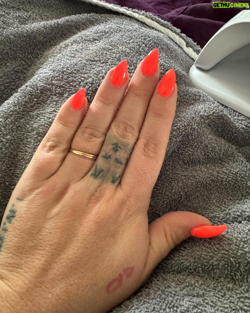 Kelly Helard Instagram - On est sur 2 maillots de bain orange !!! Couleur de l’été ? En tout cas mes ongles sont passé du orange aux rose je ne comprends pas !!! Alors plus maillot de bain 1 pièce ou 2 pièce ?