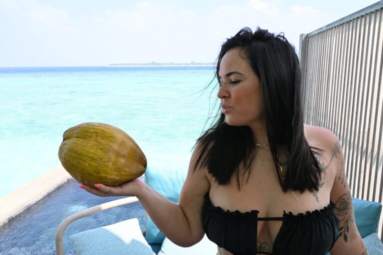 Kelly Helard Instagram - Bon bientôt fini les vacances repos retour à la maison !! Promis les prochaines vacances je serais avec mes enfants à jouer à la marchande de glaces et aux châteaux de sables donc rdv à bormes les mimosas bientôt !!! 🔜 🤪