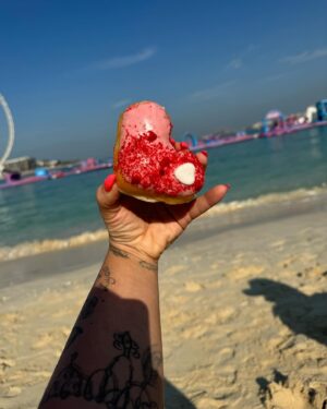 Kelly Helard Instagram - Changement de décor !! 
Retour où il y a du monde !! 
Un petit  passage à Dubai 
Et forcément fin des vacances, mon petit déjeuner a été un Donuts !!