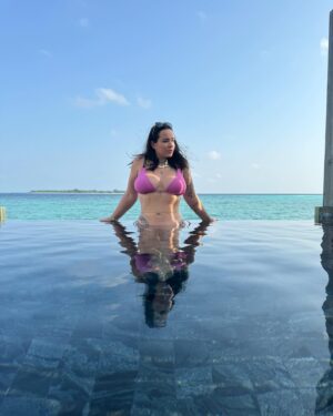 Kelly Helard Instagram - Jour 2 aux Maldives !!
Du repos j’en voulais j’en ai eu !! 
Piscine et plage j’alterne j’ai pas de préférence !! 
Une eau magnifique et un sable grave blanc !!