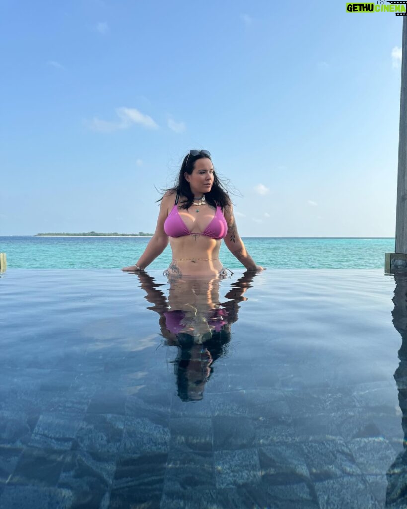 Kelly Helard Instagram - Jour 2 aux Maldives !! Du repos j’en voulais j’en ai eu !! Piscine et plage j’alterne j’ai pas de préférence !! Une eau magnifique et un sable grave blanc !!