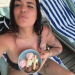 Kelly Helard Instagram - Bon bientôt fini les vacances repos retour à la maison !! Promis les prochaines vacances je serais avec mes enfants à jouer à la marchande de glaces et aux châteaux de sables donc rdv à bormes les mimosas bientôt !!! 🔜 🤪