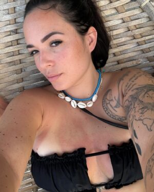 Kelly Helard Instagram - Début des vacances 
Repos 
Repos 
Ici je pense que j’ai ce cela à faire @amariraaya 
(Je ferais des petites activités et par contre je suis triste j’ai une passion pour les baleines on est dans la période et on me dit qu’il n’y en a plus en ce moment !! ) 
Et 2eme kiff les coquillages 🐚 toi aussi ?