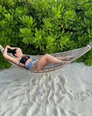 Kelly Helard Instagram - Début des vacances 
Repos 
Repos 
Ici je pense que j’ai ce cela à faire @amariraaya 
(Je ferais des petites activités et par contre je suis triste j’ai une passion pour les baleines on est dans la période et on me dit qu’il n’y en a plus en ce moment !! ) 
Et 2eme kiff les coquillages 🐚 toi aussi ?