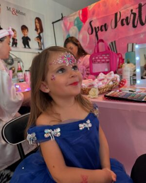 Kelly Helard Instagram - Souvenir d’un moment unique à la maison 🏠 
je ne connaissais pas forcément ce concept mais franchement on a passé un réel bon moment comme vous pouvez le voir sur les photos vidéos. 
Merci @spa.party95 #invitation pour l’émission mamans et célèbres