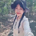 Kelly Huang Instagram - 我記得高一的寒假 爸爸送我一個禮物 參加澳洲遊學團 那一年過年在澳洲 沒有回阿公阿媽家過年 我從學校打電話回雲林拜年 爸爸說 「阿公今年包1萬元大包的給妳 我有幫妳留著 爸爸有再加碼1萬給妳 要好好讀嘿！」 第一次沒有跟家人過年 收到這麼大紅包 我心裡很開心 但是 因為也是第一次離開家這麼久 在電話中 聽到爸爸的聲音就好想哭 我都不敢跟爸爸說我住在寄宿家庭 半夜下大雨打雷被嚇醒之後 因為太想家 有偷偷哭一下 因為從幼稚園開始 爸爸就不喜歡我在外面哭 所以我跟爸爸說 我都跟學姐早上六點半坐公車去上學 Home媽有做三明治🥪給我們 每天我都指定要加Syrup 甜甜的好好吃🥹 其實打國際長途電話講這種無聊的小事 只是為了掩飾我其實還不夠獨立的恐懼 今年我想起小時候高一的2萬大紅包 決定十倍奉上 給爸爸媽媽大紅包 因為這些年來 我長出了 面對挫敗的能力 是爸爸媽媽願意放手 不干涉我的各種選擇 我才有機會去感受各種跌倒 在錯誤中學習 爸爸常常說 妳自己去努力 即使受到傷害 也要 記恩 不記仇 受傷之後我會長出 自我肯定的能力 也長出善待別人的將心比心