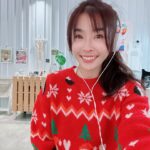 Kelly Huang Instagram - 聖誕快樂文來了🪭🪭 2023的最後一週 你有什麼事還沒做完嗎？ 我列了一些想完成的願望清單 大部分都是蠻瘋狂的大項目 我列了十個出來之後 好像覺得有點太多 可能負荷不來 所以我再仔細思考一下 挑出三個我最最最想做的 明年2024 就要好好去實踐它 具體我寫了什麼先賣個關子 等我完成了之後一定會跟大家分享 這兩天私訊很多 感謝私訊我的朋友 跟我分享你們也想完成的個人夢想 不要怕！ 就勇敢的去做吧！ 聖誕節快樂！