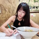 Kelly Huang Instagram – 🎼樂理的功課，我儘量把握機會寫。
除了開車之外，
染頭髮吃飯的時間都要抓住，能寫一題是一題。
我的耳朵常常會被外界的聲音干擾，
所以即使題目做完了還是要回過頭去不斷地檢查🧐
每次老師改題目，我寫錯都是因為沒有專心。

還好，我正在學習接受自己犯錯。
樂理真的不簡單。

#樂理
#和聲學