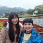 Kelly Huang Instagram - 2024.03.09 女神 ㊗️你44歲生日快樂🎂 半個月前你就說 0️⃣3️⃣0️⃣9️⃣會北上 我就和你約好 要一起過生日 今天出門前 我們還在討論要去哪？ 你說想看櫻花 可是天元宮櫻花凋謝了 好險還有花海可看🪻 #今仔日有歡喜沒 #陪你30個年頭的蛋生日🥳 #沒有蛋糕的生日😜 #只有花海的相伴🪻 #你的閨蜜金喊慢公威👄 #但是做人真實在🫰 #北投三層崎公園🎡
