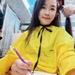 Kelly Huang Instagram - 🎼樂理的功課，我儘量把握機會寫。 除了開車之外， 染頭髮吃飯的時間都要抓住，能寫一題是一題。 我的耳朵常常會被外界的聲音干擾， 所以即使題目做完了還是要回過頭去不斷地檢查🧐 每次老師改題目，我寫錯都是因為沒有專心。 還好，我正在學習接受自己犯錯。 樂理真的不簡單。 #樂理 #和聲學