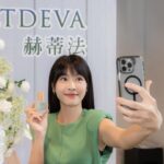 Kelly Huang Instagram - 好美喔！早就想去宜蘭的 #赫蒂法莊園 走走❤️太開心了🥳今天好榮幸受邀出席赫蒂法輕妍系列保養品的新品發表會，跟大家分享我喜歡的日常保養😍 這次赫蒂法的新品輕妍系列，主打的就是輕盈美妍的保養概念，全系列延續「地方創生」的概念，嚴選本土優質植物萃取，通過GMP大廠等級製程，利用山苦瓜、雛菊花等天然原料特性，讓缺水的肌膚能夠得到滋潤灌溉，所以使用質地是非常輕盈，而且擦上去肌膚都能夠快速的吸收。 我特別喜歡 #輕妍水嫩輕乳霜，第一次使用皮膚的感受很直接，輕乳霜好推滋潤又好吸收。講到乳霜，我的皮膚算是輕熟齡，44歲了，真的是非常需要乳霜的滋養，但是我很害怕厚重的乳霜，所以我一定要好好仔細挑選，會悶的我完全不行。 最喜歡這款的原因是，它的質地是非常輕盈的乳狀，很好推開，而且擦上去很好吸收，可以立刻感受到天然植物精華以及玻尿酸完整深入肌膚，擦完之後不會太黏，後續接著上妝也不衝突。還散發著淡淡的草本香味，非常療癒，好喜歡💕 再來我會搭配使用 #輕妍極致眼膜 因為我們眼睛周圍的皮膚特別薄 ，再加上經常大笑啊，做表情等等的肌肉拉扯。如果沒有加強保濕修護，眼周的細紋都會很明顯，而這款眼膜好用的地方是，可以單擦一層或者是薄薄敷都可以。它的質地很輕盈，吸收速度快又不黏膩。含安定性維他命Ｃ讓眼周的膚色平衡提亮，長時間外出下來眼睛也能維持絕佳狀態。 這次推出的新系列，從洗卸到保養都讓肌膚可以深呼吸，不管是年輕的肌膚到輕熟齡肌膚，都能夠享受到最自然的照顧，讓妳有輕盈的美顏，由內而外散發自然美，趕快來體驗看看吧❤️🥰 這裡逛逛 : https://bit.ly/3QoT0wE #在地創生 #輕盈保養 #精緻美妍 #赫蒂法 #小嫻