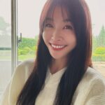 Kelly Huang Instagram - 我考上大學了！！！耶🎊🎊🎊 在冷冷冬至的這一天，我要分享一個很熱血的好消息😍 我通過特殊選才的甄試考上屏東大學的音樂學系了！🎵🎵🎵 耶🥳耶耶耶～～🥳 好想大聲的吶喊 「爸媽！我考上大學了！」 我好幸福😊在最棒的年紀，最好的時間點，進去校園讀書🤩這一切好像如夢般的不可思議！ 我想完整體驗大學生活已經想很久了⋯⋯大概🤔至少想了五～六年有吧！但是每次自己上網查資訊，心中對學校及系所總是沒有一個定案⋯ 高中畢業就進入演藝圈發展，我常常聽到很多人分享大學的經歷，也很羨慕學生們有很多資源可以學習，當一個學習者是最快樂的事情🤓我很喜歡💕 很多人都說，我可以去讀EMBA，但是我自己想要按部就班的進行升學的計劃，順著自己的步調前進，先完成學士學位後，再來規劃下一個階段的目標。 超級感謝🙏現在有特殊選才這個管道可以進入大學。對我這樣已經就業好多年的族群來說，可以不用考學測，透過特殊選才，準備好資料審查以及面試考試，讓我可以重回校園學習自己想要的課程，一圓大學夢。 在2個月前，非常感謝音樂劇《唱吧！唱吧！》的製作人欣蓉姐姐，跟我分享113學年度學士班特殊選才的招生簡章，我全部看完之後，就馬上決定！我要報考音樂學系！ 這個決定，我沒有什麼猶豫直接就衝了！ 馬上去申請高中成績單，收集過去在音樂表演方面相關的經歷，準備自傳及其他過去所有我考過的證照，經過這個過程我才發現⋯⋯ 原來當年高中畢業選擇先就業，也沒有什麼不好！ 我經歷了許多大大小小的表演活動，台前幕後所有的環節都是實戰經驗！累計的社會經歷讓我更加瞭解自己，也發現有什麼地方不足，可以趕快去進修補讀。 現在的我就像一塊海綿一樣，渴望學習新的事物！ 我不敢說自己未來會如何，但是至少我勇敢的跨出第一步！ 很期待人生中第一次的大學生活，明年九月開學，我就是大一新生freshman 😉請多多指教哦！ 考試的準備過程，我都很開心的紀錄下來了！影片都在我的頻道中，歡迎大家來感受一下！ 然後⋯要成為明年九月我的同班同學，還來得及哦！ 跟我一起，來讀大學吧！