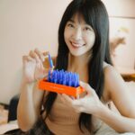 Kelly Huang Instagram - 最近換季溫差超大...連皮膚都開始鬧脾氣了😂 所以只好出動「J.GAO穩膚神器」讓他乖乖聽話！ 逆時修護安瓶👉 https://jgao.co/AM_YuShien 我會選擇的理由很簡單「高濃度、高活性、高滲透」 而且成分很單純！術後、曬後、日常保養都能用 對我來說根本就是 “現實版的濾鏡APP” 真的近看發現自己肌膚像喝了水一樣在發光✨ 連曬太陽發紅乾癢的地方也舒服很多 完全顛覆我對安瓶很油、太滋潤的刻板印象！ 有一個超貼心的地方就是一盒21支 剛剛好就是肌膚一個煥新的週期喔～ 每天一支輕拍吸收後可以搭配乳霜薄擦鎖水 有時也會用保養儀器加強導入，維持亮亮嫩嫩的✨ 而且重點是出去玩這樣一支一支超方便 用幾支帶幾支不會佔化妝包空間 小瓶子用完就可以直接丟掉，非常乾淨衛生！ 我認為不管幾歲，保養的好就是最好的年紀 分享給大家保濕透亮的秘訣 希望你們都能擁有對生活的鬆弛感 由內而外維持健康自信，保養才會事半功倍唷❤️ https://jgao.co/AM_YuShien