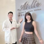 Kelly Huang Instagram - 44歲23腰💃🏻比我20歲的時候還細🤗 真的，昨天去健檢，量到的腰圍是59公分📏年過40代謝都慢下來了腰圍居然還可以再小！！ ✅2/29我量的高腰圍是67公分 ✅3/20做完第四次療程高腰圍是63.5公分 ✅3/26去健檢量到的高腰圍是59公分 ‼️一個月下來整整少了8公分 整個三月我都正常吃，正常運動，生活也沒有太多改變，唯一增加的行程就只有多了 去 @愛爾麗診所 做「#NEO #熱磁減脂 課程」 一個禮拜一堂30分鐘，連續四個禮拜 每個禮拜都可以慢慢地看到改變，以前我都覺得看到這種廣告應該覺得沒什麼用，但是這次是自己親身來體驗，效果真的很明顯，我自己都嚇到了🤭🤭🤭 而且我本來以為我已經很瘦了，應該沒有什麼空間可以再小，殊不知腹部的脂肪比我想像的多很多呢！ ❓到底我做的這個NEO 熱磁減脂體雕療程 是什麼❓ 愛爾麗彭恆憲醫師說 🅰️ ：熱磁減脂是全球首創同時鍛鍊肌肉及燃燒脂肪的非侵入式課程，效果媲美抽脂。採新一代高強度聚焦磁能技術「HIFEM 」，有效針對皮下脂肪能有效消除30%，還能幫肌肉達到100% 超極限肌肉鍛鍊。 單次只要30分鐘，男女適用、非侵入式、不需麻醉！ ❓做這個療程會不會痛？ 🅰️ ：我跟大家一樣第一堂課都很緊張，一直問會不會痛？結果真的做了之後發現，就是會有肌肉很緊縮的感覺，好像你做了仰臥起坐很多下之後，肚子緊緊的感覺，而且真的會開始流汗，因為強度是慢慢加上去的，所以不用擔心。 我覺得這一台比我的健身教練還要狠😅😅 30分鐘，就讓我好像做了兩萬次的仰臥起坐，但重點不用自己真的出力，從頭到尾就是躺著享受肌肉被縮緊的感覺，我在做NEO的時候，醫生進來關心時，一直默默的把強度往上加，不知不覺，我已經上了四堂高強度的腹肌課，難怪腰圍可以小那麼多😃😃 本來以為要上大學之前，裝嫩可能會不太成功，但是有了23腰，我好像回到高中時候的腰圍，衣櫥那些成熟的衣服，我要換掉了，把學生服拿出來穿，夏天要到了比基尼什麼的都來吧！我現在超級有自信的！ 如果大家對於這個課程有興趣的話，也歡迎去找 #愛爾麗 #彭恆憲醫師 諮詢了解看看(限動處有專屬諮詢連結)，祝福你們炫腹成功🏆 #NEO #emsculptneo #熱磁減脂新計畫 #熱磁減脂