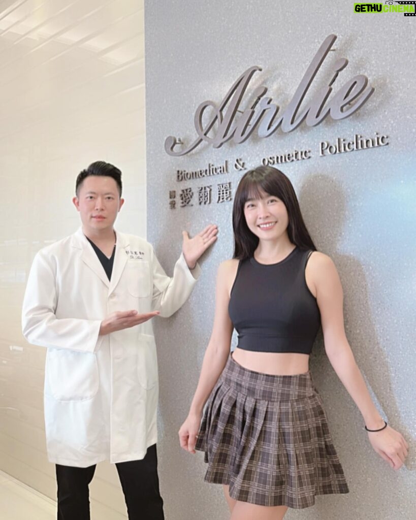 Kelly Huang Instagram - 44歲23腰💃🏻比我20歲的時候還細🤗 真的，昨天去健檢，量到的腰圍是59公分📏年過40代謝都慢下來了腰圍居然還可以再小！！ ✅2/29我量的高腰圍是67公分 ✅3/20做完第四次療程高腰圍是63.5公分 ✅3/26去健檢量到的高腰圍是59公分 ‼️一個月下來整整少了8公分 整個三月我都正常吃，正常運動，生活也沒有太多改變，唯一增加的行程就只有多了 去 @愛爾麗診所 做「#NEO #熱磁減脂 課程」 一個禮拜一堂30分鐘，連續四個禮拜 每個禮拜都可以慢慢地看到改變，以前我都覺得看到這種廣告應該覺得沒什麼用，但是這次是自己親身來體驗，效果真的很明顯，我自己都嚇到了🤭🤭🤭 而且我本來以為我已經很瘦了，應該沒有什麼空間可以再小，殊不知腹部的脂肪比我想像的多很多呢！ ❓到底我做的這個NEO 熱磁減脂體雕療程 是什麼❓ 愛爾麗彭恆憲醫師說 🅰️ ：熱磁減脂是全球首創同時鍛鍊肌肉及燃燒脂肪的非侵入式課程，效果媲美抽脂。採新一代高強度聚焦磁能技術「HIFEM 」，有效針對皮下脂肪能有效消除30%，還能幫肌肉達到100% 超極限肌肉鍛鍊。 單次只要30分鐘，男女適用、非侵入式、不需麻醉！ ❓做這個療程會不會痛？ 🅰️ ：我跟大家一樣第一堂課都很緊張，一直問會不會痛？結果真的做了之後發現，就是會有肌肉很緊縮的感覺，好像你做了仰臥起坐很多下之後，肚子緊緊的感覺，而且真的會開始流汗，因為強度是慢慢加上去的，所以不用擔心。 我覺得這一台比我的健身教練還要狠😅😅 30分鐘，就讓我好像做了兩萬次的仰臥起坐，但重點不用自己真的出力，從頭到尾就是躺著享受肌肉被縮緊的感覺，我在做NEO的時候，醫生進來關心時，一直默默的把強度往上加，不知不覺，我已經上了四堂高強度的腹肌課，難怪腰圍可以小那麼多😃😃 本來以為要上大學之前，裝嫩可能會不太成功，但是有了23腰，我好像回到高中時候的腰圍，衣櫥那些成熟的衣服，我要換掉了，把學生服拿出來穿，夏天要到了比基尼什麼的都來吧！我現在超級有自信的！ 如果大家對於這個課程有興趣的話，也歡迎去找 #愛爾麗 #彭恆憲醫師 諮詢了解看看(限動處有專屬諮詢連結)，祝福你們炫腹成功🏆 #NEO #emsculptneo #熱磁減脂新計畫 #熱磁減脂