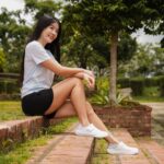 Kelly Huang Instagram - 讀書累了就到外面去走走吧🎵 最喜歡戶外活動的嫻嫻，家裡的鞋櫃幾乎都是PONY洞洞鞋！好穿又好搭😎這次已經是連續三年來分享了！每一次分享之後都是詢問度最高🏆喜歡的可以趁著今年618檔期PONY的涼夏購物節，折上再折，優惠滿滿，手刀下單❤️❤️❤️🎵 先說，我喜歡穿PONY洞洞鞋的幾個原因： 有別於坊間洞洞鞋使用的是硬邦邦的塑膠，PONY洞洞鞋使用的是最頂級的EVA材質，穿起來不但柔軟舒適，又抗菌防霉不易產生異味，而且PONY洞洞鞋後腳跟布使用的是與潛水衣同等級的快乾布材質，不但能快速回覆乾燥狀態，踩下去馬上變身拖鞋，一鞋兩穿CP值超高！而且整個鞋體是一體成型，超級耐穿！我住在恆春不管是去上課，海邊玩水，去逛夜市，在外面走走晃晃，要出門都不用想，拎一雙洞洞鞋套著就出門了💃🏻超級好穿方便又百搭🙆‍♀️ 再來，看看嫻嫻這次挑了哪些洞洞鞋吧！ 🎀粉紅色的這款PONY百搭款洞洞鞋，以典雅的配色搭配菱格壓紋的後腳跟布，在夏天也能穿出粉嫩好氣色，簡單搭配就很好看 原價$1080元  小嫻618獨家價$890元 🧡橘色的這雙PONY彩繪玻璃款洞洞鞋，是以義大利教堂的馬賽克玻璃為靈感，搭配撞色色塊，穿上這雙好像出太陽一樣活力滿滿又充滿歐洲風情🧡🧡 原價$1080元  小嫻618獨家價$890元 🇫🇷法國🇫🇷巴黎奧運即將登場！想幫自己喜愛的國家選手加油，那就把他的國旗穿上腳，隨時一起為選手應援加油！ 原價$1080元  小嫻618獨家價$890元 🖤PONY的經典LOGO🖤搭配上洞洞鞋的俐落外型，在穿搭上既百搭又不悶熱，夏天一定要來一雙的吧！ 原價$1080元  小嫻618獨家價$890元 🦭超級可愛的「無所事事小海豹」，今年夏天跟PONY一共推出了三款聯名洞洞鞋，以及兩款雙面皆可穿戴的聯名漁夫帽，根本就是為了夏天出的玩水必備穿搭，而只要購買任一款PONY X 小海豹聯名系列商品，就可以用499元把小海豹聯名隨行小包帶回家！    🦭小海豹聯名款洞洞鞋(三色) $1280元 🦭小海豹聯名款雙面漁夫帽(雙色) momo購物618獨家價890元 ☀️而今年春夏PONY也是滿滿的運動風，不但出了韓風款的運動鞋，也出了許多適合夏天穿搭的服飾，像嫻嫻身上這款，就是兼俱涼感、排汗、透氣、抗菌的涼感衣！顏色款式也是主打素Ｔ風格，穿起來很舒服，而且超級好搭！   好喜歡今年PONY的各種設計及聯名系列，好多樣式顏色都超級可愛🌸🌸 今年618檔期，PONY推出「涼夏購物節」全館結帳金額滿1299滿額再折100的活動，只要買一雙PONY洞洞鞋再挑一件PONY機能服飾，就能輕鬆湊到活動門檻，等於是折上再折，真的趁現在買PONY，最划算！   PONY 台灣官方購物網站 https://www.ponytaiwan.com.tw/ momo購物網【PONY品牌旗艦館】 https://www.momoshop.com.tw/category/DgrpCategory.jsp?d_code=2138300006&p_orderType=4&showType=chessboardType 蝦皮購物【PONY官方旗艦店】 https://shopee.tw/ponytaiwan