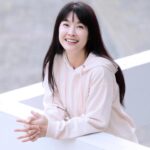 Kelly Huang Instagram - 送給正在被 世俗觀念 貶低的你/妳 平常就喜歡看天下雜誌的文章 聽天下podcast 了解天下事 能被天下採訪也是一種✅成就解鎖 尤其是文字細膩的人物記者 在文章中可以感受到 時間空間的推移 運鏡的力道 我們在屏東大學的音樂系圓廳 相處了一個下午 聊天的過程 我完全是很放鬆的去回憶成長歷程 也趁這個機會 梳理了 我平常行動處事 以及思考事情的脈絡 回憶以前年輕時打拼的衝勁 無所畏懼的勇敢面對挑戰 回過頭來也鼓舞了我自己 不要怕別人怎麼說妳！ 有些人會誤解妳 是因為他對妳還不了解！ 不要怕別人看輕妳！ 因為那使妳充滿力量去追求自我提升！ 謝謝 天下雜誌的 人物記者 李若雯 @xiaobowthejournalistbookworm 攝影大哥 王建棟 這篇訪談中 我最喜歡的一句話就是 「 無法誠實，就沒辦法自由。」 經歷演藝圈這麼多年的洗禮 還可以保持單純的笑容 是因為我堅持 誠實坦率的面對自己 即使因為誠實不隱瞞而吃了很多虧 （比方：感情世界因為太過誠實而被放大檢視） 我依舊還是無所畏懼的接納自己 對！我覺得自己命好 一點都不坎坷！ 而且我值得最好的！ 這篇採訪報導 送給正在被 世俗觀念 貶低的你/妳 我站的好好的，穩穩的 你/妳也可以！ 完整報導連結🔗 https://www.cw.com.tw/article/5129285