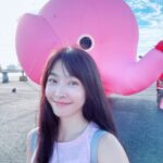 Kelly Huang Instagram - 大家平常都是如何排解負向情緒呢？ 我自己的方法會是 先接受自己可以有不開心 如果想哭可以先哭一下 哭完之後就冷靜的去找出為什麼心裡不舒服 找出跟這個世界或是跟其他人不同之處 是不是我自己活在自己給的框架裡面？ 從小被教育的二元對立思維 讓我有了 是非對錯 非黑即白的 硬思考 但是這個世界上最能順暢運行的是灰階地帶 除了灰色 還有其他不同的色彩 我們往往被傷害的 大部分是自己形塑出來的地獄 反求諸己 其實最後會發現 問題都在自己身上 過去的傷沒有悟到 現在同樣的考題再考一遍 我察覺到了嗎？ 願意向內理解自己 是解開傷痛的方式之一 然後我會搭配 接觸大自然 來釋放壓力 希望大家都可以慢慢長出療癒自己的能力❤️