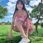 Kelly Huang Instagram - 讀書累了就到外面去走走吧🎵 最喜歡戶外活動的嫻嫻，家裡的鞋櫃幾乎都是PONY洞洞鞋！好穿又好搭😎這次已經是連續三年來分享了！每一次分享之後都是詢問度最高🏆喜歡的可以趁著今年618檔期PONY的涼夏購物節，折上再折，優惠滿滿，手刀下單❤️❤️❤️🎵 先說，我喜歡穿PONY洞洞鞋的幾個原因： 有別於坊間洞洞鞋使用的是硬邦邦的塑膠，PONY洞洞鞋使用的是最頂級的EVA材質，穿起來不但柔軟舒適，又抗菌防霉不易產生異味，而且PONY洞洞鞋後腳跟布使用的是與潛水衣同等級的快乾布材質，不但能快速回覆乾燥狀態，踩下去馬上變身拖鞋，一鞋兩穿CP值超高！而且整個鞋體是一體成型，超級耐穿！我住在恆春不管是去上課，海邊玩水，去逛夜市，在外面走走晃晃，要出門都不用想，拎一雙洞洞鞋套著就出門了💃🏻超級好穿方便又百搭🙆‍♀️ 再來，看看嫻嫻這次挑了哪些洞洞鞋吧！ 🎀粉紅色的這款PONY百搭款洞洞鞋，以典雅的配色搭配菱格壓紋的後腳跟布，在夏天也能穿出粉嫩好氣色，簡單搭配就很好看 原價$1080元  小嫻618獨家價$890元 🧡橘色的這雙PONY彩繪玻璃款洞洞鞋，是以義大利教堂的馬賽克玻璃為靈感，搭配撞色色塊，穿上這雙好像出太陽一樣活力滿滿又充滿歐洲風情🧡🧡 原價$1080元  小嫻618獨家價$890元 🇫🇷法國🇫🇷巴黎奧運即將登場！想幫自己喜愛的國家選手加油，那就把他的國旗穿上腳，隨時一起為選手應援加油！ 原價$1080元  小嫻618獨家價$890元 🖤PONY的經典LOGO🖤搭配上洞洞鞋的俐落外型，在穿搭上既百搭又不悶熱，夏天一定要來一雙的吧！ 原價$1080元  小嫻618獨家價$890元 🦭超級可愛的「無所事事小海豹」，今年夏天跟PONY一共推出了三款聯名洞洞鞋，以及兩款雙面皆可穿戴的聯名漁夫帽，根本就是為了夏天出的玩水必備穿搭，而只要購買任一款PONY X 小海豹聯名系列商品，就可以用499元把小海豹聯名隨行小包帶回家！    🦭小海豹聯名款洞洞鞋(三色) $1280元 🦭小海豹聯名款雙面漁夫帽(雙色) momo購物618獨家價890元 ☀️而今年春夏PONY也是滿滿的運動風，不但出了韓風款的運動鞋，也出了許多適合夏天穿搭的服飾，像嫻嫻身上這款，就是兼俱涼感、排汗、透氣、抗菌的涼感衣！顏色款式也是主打素Ｔ風格，穿起來很舒服，而且超級好搭！   好喜歡今年PONY的各種設計及聯名系列，好多樣式顏色都超級可愛🌸🌸 今年618檔期，PONY推出「涼夏購物節」全館結帳金額滿1299滿額再折100的活動，只要買一雙PONY洞洞鞋再挑一件PONY機能服飾，就能輕鬆湊到活動門檻，等於是折上再折，真的趁現在買PONY，最划算！   PONY 台灣官方購物網站 https://www.ponytaiwan.com.tw/ momo購物網【PONY品牌旗艦館】 https://www.momoshop.com.tw/category/DgrpCategory.jsp?d_code=2138300006&p_orderType=4&showType=chessboardType 蝦皮購物【PONY官方旗艦店】 https://shopee.tw/ponytaiwan