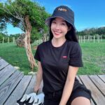 Kelly Huang Instagram - 讀書累了就到外面去走走吧🎵 最喜歡戶外活動的嫻嫻，家裡的鞋櫃幾乎都是PONY洞洞鞋！好穿又好搭😎這次已經是連續三年來分享了！每一次分享之後都是詢問度最高🏆喜歡的可以趁著今年618檔期PONY的涼夏購物節，折上再折，優惠滿滿，手刀下單❤️❤️❤️🎵 先說，我喜歡穿PONY洞洞鞋的幾個原因： 有別於坊間洞洞鞋使用的是硬邦邦的塑膠，PONY洞洞鞋使用的是最頂級的EVA材質，穿起來不但柔軟舒適，又抗菌防霉不易產生異味，而且PONY洞洞鞋後腳跟布使用的是與潛水衣同等級的快乾布材質，不但能快速回覆乾燥狀態，踩下去馬上變身拖鞋，一鞋兩穿CP值超高！而且整個鞋體是一體成型，超級耐穿！我住在恆春不管是去上課，海邊玩水，去逛夜市，在外面走走晃晃，要出門都不用想，拎一雙洞洞鞋套著就出門了💃🏻超級好穿方便又百搭🙆‍♀️ 再來，看看嫻嫻這次挑了哪些洞洞鞋吧！ 🎀粉紅色的這款PONY百搭款洞洞鞋，以典雅的配色搭配菱格壓紋的後腳跟布，在夏天也能穿出粉嫩好氣色，簡單搭配就很好看 原價$1080元  小嫻618獨家價$890元 🧡橘色的這雙PONY彩繪玻璃款洞洞鞋，是以義大利教堂的馬賽克玻璃為靈感，搭配撞色色塊，穿上這雙好像出太陽一樣活力滿滿又充滿歐洲風情🧡🧡 原價$1080元  小嫻618獨家價$890元 🇫🇷法國🇫🇷巴黎奧運即將登場！想幫自己喜愛的國家選手加油，那就把他的國旗穿上腳，隨時一起為選手應援加油！ 原價$1080元  小嫻618獨家價$890元 🖤PONY的經典LOGO🖤搭配上洞洞鞋的俐落外型，在穿搭上既百搭又不悶熱，夏天一定要來一雙的吧！ 原價$1080元  小嫻618獨家價$890元 🦭超級可愛的「無所事事小海豹」，今年夏天跟PONY一共推出了三款聯名洞洞鞋，以及兩款雙面皆可穿戴的聯名漁夫帽，根本就是為了夏天出的玩水必備穿搭，而只要購買任一款PONY X 小海豹聯名系列商品，就可以用499元把小海豹聯名隨行小包帶回家！    🦭小海豹聯名款洞洞鞋(三色) $1280元 🦭小海豹聯名款雙面漁夫帽(雙色) momo購物618獨家價890元 ☀️而今年春夏PONY也是滿滿的運動風，不但出了韓風款的運動鞋，也出了許多適合夏天穿搭的服飾，像嫻嫻身上這款，就是兼俱涼感、排汗、透氣、抗菌的涼感衣！顏色款式也是主打素Ｔ風格，穿起來很舒服，而且超級好搭！   好喜歡今年PONY的各種設計及聯名系列，好多樣式顏色都超級可愛🌸🌸 今年618檔期，PONY推出「涼夏購物節」全館結帳金額滿1299滿額再折100的活動，只要買一雙PONY洞洞鞋再挑一件PONY機能服飾，就能輕鬆湊到活動門檻，等於是折上再折，真的趁現在買PONY，最划算！   PONY 台灣官方購物網站 https://www.ponytaiwan.com.tw/ momo購物網【PONY品牌旗艦館】 https://www.momoshop.com.tw/category/DgrpCategory.jsp?d_code=2138300006&p_orderType=4&showType=chessboardType 蝦皮購物【PONY官方旗艦店】 https://shopee.tw/ponytaiwan