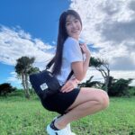 Kelly Huang Instagram - 讀書累了就到外面去走走吧🎵 最喜歡戶外活動的嫻嫻，家裡的鞋櫃幾乎都是PONY洞洞鞋！好穿又好搭😎這次已經是連續三年來分享了！每一次分享之後都是詢問度最高🏆喜歡的可以趁著今年618檔期PONY的涼夏購物節，折上再折，優惠滿滿，手刀下單❤️❤️❤️🎵 先說，我喜歡穿PONY洞洞鞋的幾個原因： 有別於坊間洞洞鞋使用的是硬邦邦的塑膠，PONY洞洞鞋使用的是最頂級的EVA材質，穿起來不但柔軟舒適，又抗菌防霉不易產生異味，而且PONY洞洞鞋後腳跟布使用的是與潛水衣同等級的快乾布材質，不但能快速回覆乾燥狀態，踩下去馬上變身拖鞋，一鞋兩穿CP值超高！而且整個鞋體是一體成型，超級耐穿！我住在恆春不管是去上課，海邊玩水，去逛夜市，在外面走走晃晃，要出門都不用想，拎一雙洞洞鞋套著就出門了💃🏻超級好穿方便又百搭🙆‍♀️ 再來，看看嫻嫻這次挑了哪些洞洞鞋吧！ 🎀粉紅色的這款PONY百搭款洞洞鞋，以典雅的配色搭配菱格壓紋的後腳跟布，在夏天也能穿出粉嫩好氣色，簡單搭配就很好看 原價$1080元  小嫻618獨家價$890元 🧡橘色的這雙PONY彩繪玻璃款洞洞鞋，是以義大利教堂的馬賽克玻璃為靈感，搭配撞色色塊，穿上這雙好像出太陽一樣活力滿滿又充滿歐洲風情🧡🧡 原價$1080元  小嫻618獨家價$890元 🇫🇷法國🇫🇷巴黎奧運即將登場！想幫自己喜愛的國家選手加油，那就把他的國旗穿上腳，隨時一起為選手應援加油！ 原價$1080元  小嫻618獨家價$890元 🖤PONY的經典LOGO🖤搭配上洞洞鞋的俐落外型，在穿搭上既百搭又不悶熱，夏天一定要來一雙的吧！ 原價$1080元  小嫻618獨家價$890元 🦭超級可愛的「無所事事小海豹」，今年夏天跟PONY一共推出了三款聯名洞洞鞋，以及兩款雙面皆可穿戴的聯名漁夫帽，根本就是為了夏天出的玩水必備穿搭，而只要購買任一款PONY X 小海豹聯名系列商品，就可以用499元把小海豹聯名隨行小包帶回家！    🦭小海豹聯名款洞洞鞋(三色) $1280元 🦭小海豹聯名款雙面漁夫帽(雙色) momo購物618獨家價890元 ☀️而今年春夏PONY也是滿滿的運動風，不但出了韓風款的運動鞋，也出了許多適合夏天穿搭的服飾，像嫻嫻身上這款，就是兼俱涼感、排汗、透氣、抗菌的涼感衣！顏色款式也是主打素Ｔ風格，穿起來很舒服，而且超級好搭！   好喜歡今年PONY的各種設計及聯名系列，好多樣式顏色都超級可愛🌸🌸 今年618檔期，PONY推出「涼夏購物節」全館結帳金額滿1299滿額再折100的活動，只要買一雙PONY洞洞鞋再挑一件PONY機能服飾，就能輕鬆湊到活動門檻，等於是折上再折，真的趁現在買PONY，最划算！   PONY 台灣官方購物網站 https://www.ponytaiwan.com.tw/ momo購物網【PONY品牌旗艦館】 https://www.momoshop.com.tw/category/DgrpCategory.jsp?d_code=2138300006&p_orderType=4&showType=chessboardType 蝦皮購物【PONY官方旗艦店】 https://shopee.tw/ponytaiwan