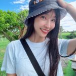 Kelly Huang Instagram - 讀書累了就到外面去走走吧🎵 最喜歡戶外活動的嫻嫻，家裡的鞋櫃幾乎都是PONY洞洞鞋！好穿又好搭😎這次已經是連續三年來分享了！每一次分享之後都是詢問度最高🏆喜歡的可以趁著今年618檔期PONY的涼夏購物節，折上再折，優惠滿滿，手刀下單❤️❤️❤️🎵 先說，我喜歡穿PONY洞洞鞋的幾個原因： 有別於坊間洞洞鞋使用的是硬邦邦的塑膠，PONY洞洞鞋使用的是最頂級的EVA材質，穿起來不但柔軟舒適，又抗菌防霉不易產生異味，而且PONY洞洞鞋後腳跟布使用的是與潛水衣同等級的快乾布材質，不但能快速回覆乾燥狀態，踩下去馬上變身拖鞋，一鞋兩穿CP值超高！而且整個鞋體是一體成型，超級耐穿！我住在恆春不管是去上課，海邊玩水，去逛夜市，在外面走走晃晃，要出門都不用想，拎一雙洞洞鞋套著就出門了💃🏻超級好穿方便又百搭🙆‍♀️ 再來，看看嫻嫻這次挑了哪些洞洞鞋吧！ 🎀粉紅色的這款PONY百搭款洞洞鞋，以典雅的配色搭配菱格壓紋的後腳跟布，在夏天也能穿出粉嫩好氣色，簡單搭配就很好看 原價$1080元  小嫻618獨家價$890元 🧡橘色的這雙PONY彩繪玻璃款洞洞鞋，是以義大利教堂的馬賽克玻璃為靈感，搭配撞色色塊，穿上這雙好像出太陽一樣活力滿滿又充滿歐洲風情🧡🧡 原價$1080元  小嫻618獨家價$890元 🇫🇷法國🇫🇷巴黎奧運即將登場！想幫自己喜愛的國家選手加油，那就把他的國旗穿上腳，隨時一起為選手應援加油！ 原價$1080元  小嫻618獨家價$890元 🖤PONY的經典LOGO🖤搭配上洞洞鞋的俐落外型，在穿搭上既百搭又不悶熱，夏天一定要來一雙的吧！ 原價$1080元  小嫻618獨家價$890元 🦭超級可愛的「無所事事小海豹」，今年夏天跟PONY一共推出了三款聯名洞洞鞋，以及兩款雙面皆可穿戴的聯名漁夫帽，根本就是為了夏天出的玩水必備穿搭，而只要購買任一款PONY X 小海豹聯名系列商品，就可以用499元把小海豹聯名隨行小包帶回家！    🦭小海豹聯名款洞洞鞋(三色) $1280元 🦭小海豹聯名款雙面漁夫帽(雙色) momo購物618獨家價890元 ☀️而今年春夏PONY也是滿滿的運動風，不但出了韓風款的運動鞋，也出了許多適合夏天穿搭的服飾，像嫻嫻身上這款，就是兼俱涼感、排汗、透氣、抗菌的涼感衣！顏色款式也是主打素Ｔ風格，穿起來很舒服，而且超級好搭！   好喜歡今年PONY的各種設計及聯名系列，好多樣式顏色都超級可愛🌸🌸 今年618檔期，PONY推出「涼夏購物節」全館結帳金額滿1299滿額再折100的活動，只要買一雙PONY洞洞鞋再挑一件PONY機能服飾，就能輕鬆湊到活動門檻，等於是折上再折，真的趁現在買PONY，最划算！   PONY 台灣官方購物網站 https://www.ponytaiwan.com.tw/ momo購物網【PONY品牌旗艦館】 https://www.momoshop.com.tw/category/DgrpCategory.jsp?d_code=2138300006&p_orderType=4&showType=chessboardType 蝦皮購物【PONY官方旗艦店】 https://shopee.tw/ponytaiwan
