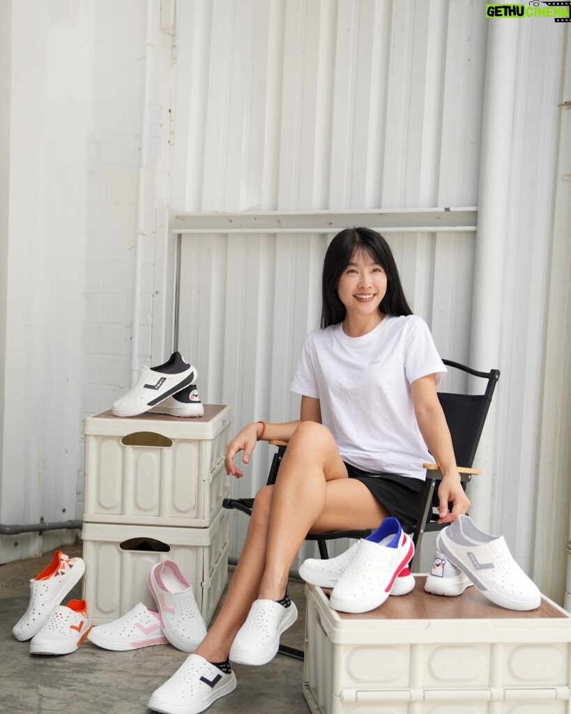 Kelly Huang Instagram - 讀書累了就到外面去走走吧🎵 最喜歡戶外活動的嫻嫻，家裡的鞋櫃幾乎都是PONY洞洞鞋！好穿又好搭😎這次已經是連續三年來分享了！每一次分享之後都是詢問度最高🏆喜歡的可以趁著今年618檔期PONY的涼夏購物節，折上再折，優惠滿滿，手刀下單❤️❤️❤️🎵 先說，我喜歡穿PONY洞洞鞋的幾個原因： 有別於坊間洞洞鞋使用的是硬邦邦的塑膠，PONY洞洞鞋使用的是最頂級的EVA材質，穿起來不但柔軟舒適，又抗菌防霉不易產生異味，而且PONY洞洞鞋後腳跟布使用的是與潛水衣同等級的快乾布材質，不但能快速回覆乾燥狀態，踩下去馬上變身拖鞋，一鞋兩穿CP值超高！而且整個鞋體是一體成型，超級耐穿！我住在恆春不管是去上課，海邊玩水，去逛夜市，在外面走走晃晃，要出門都不用想，拎一雙洞洞鞋套著就出門了💃🏻超級好穿方便又百搭🙆‍♀️ 再來，看看嫻嫻這次挑了哪些洞洞鞋吧！ 🎀粉紅色的這款PONY百搭款洞洞鞋，以典雅的配色搭配菱格壓紋的後腳跟布，在夏天也能穿出粉嫩好氣色，簡單搭配就很好看 原價$1080元  小嫻618獨家價$890元 🧡橘色的這雙PONY彩繪玻璃款洞洞鞋，是以義大利教堂的馬賽克玻璃為靈感，搭配撞色色塊，穿上這雙好像出太陽一樣活力滿滿又充滿歐洲風情🧡🧡 原價$1080元  小嫻618獨家價$890元 🇫🇷法國🇫🇷巴黎奧運即將登場！想幫自己喜愛的國家選手加油，那就把他的國旗穿上腳，隨時一起為選手應援加油！ 原價$1080元  小嫻618獨家價$890元 🖤PONY的經典LOGO🖤搭配上洞洞鞋的俐落外型，在穿搭上既百搭又不悶熱，夏天一定要來一雙的吧！ 原價$1080元  小嫻618獨家價$890元 🦭超級可愛的「無所事事小海豹」，今年夏天跟PONY一共推出了三款聯名洞洞鞋，以及兩款雙面皆可穿戴的聯名漁夫帽，根本就是為了夏天出的玩水必備穿搭，而只要購買任一款PONY X 小海豹聯名系列商品，就可以用499元把小海豹聯名隨行小包帶回家！    🦭小海豹聯名款洞洞鞋(三色) $1280元 🦭小海豹聯名款雙面漁夫帽(雙色) momo購物618獨家價890元 ☀️而今年春夏PONY也是滿滿的運動風，不但出了韓風款的運動鞋，也出了許多適合夏天穿搭的服飾，像嫻嫻身上這款，就是兼俱涼感、排汗、透氣、抗菌的涼感衣！顏色款式也是主打素Ｔ風格，穿起來很舒服，而且超級好搭！   好喜歡今年PONY的各種設計及聯名系列，好多樣式顏色都超級可愛🌸🌸 今年618檔期，PONY推出「涼夏購物節」全館結帳金額滿1299滿額再折100的活動，只要買一雙PONY洞洞鞋再挑一件PONY機能服飾，就能輕鬆湊到活動門檻，等於是折上再折，真的趁現在買PONY，最划算！   PONY 台灣官方購物網站 https://www.ponytaiwan.com.tw/ momo購物網【PONY品牌旗艦館】 https://www.momoshop.com.tw/category/DgrpCategory.jsp?d_code=2138300006&p_orderType=4&showType=chessboardType 蝦皮購物【PONY官方旗艦店】 https://shopee.tw/ponytaiwan